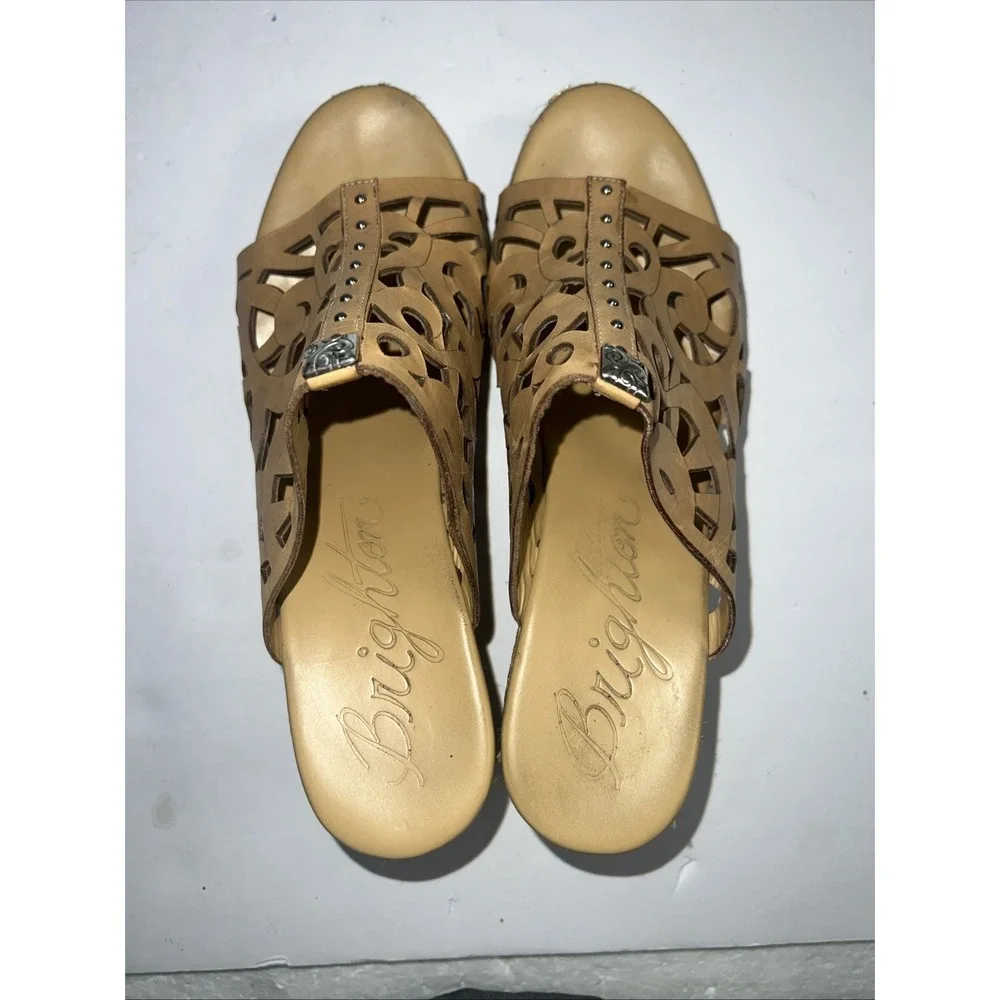 Brighton Daria Tan Leather‎ Silver Charm Diecut Platform Wedge Sandals Sz 7.5 M